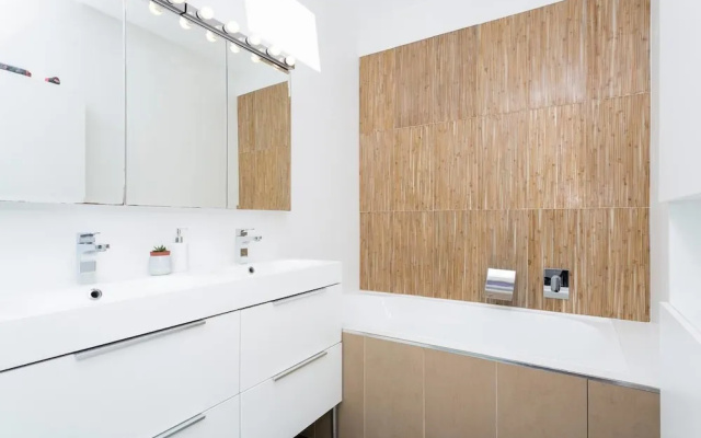Beachside Apartment with Stunning Views & Parking