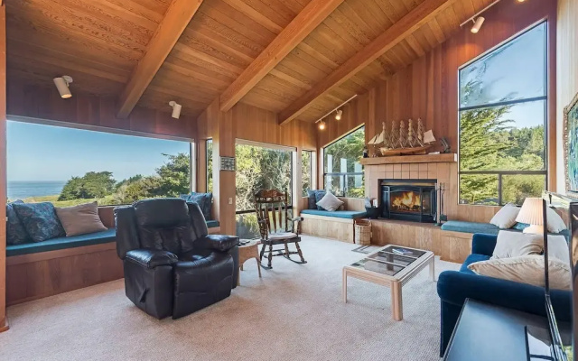 Viglione Fireplace, Hot Tub, & Ocean Views