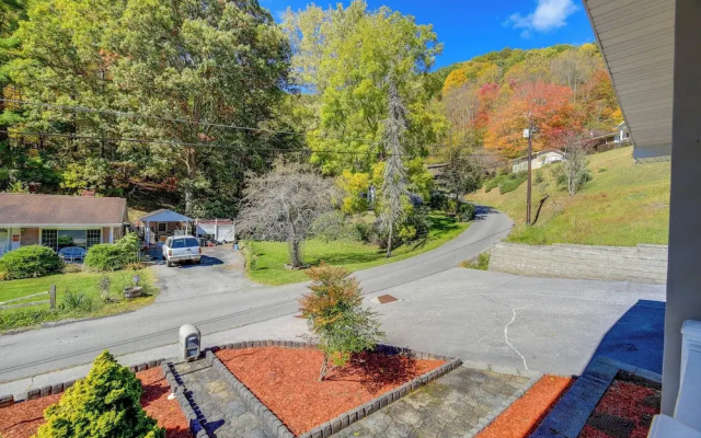 Laptop-friendly Appalachian Mountain Retreat!