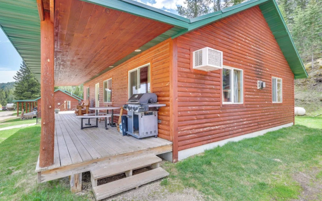 Wraparound Deck & Grill: Deadwood Cabin