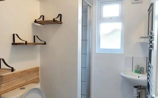 Cheddar Village Apartment
