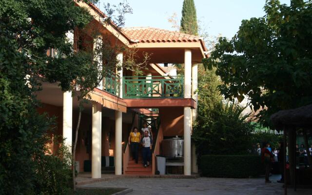 Отель Layos Hostel - Camp Испания, Лайос - отзывы, цены и фото номеров - забронировать отель Layos Hostel - Camp онлайн вид на фасад