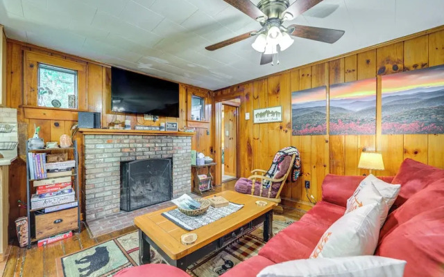 Pet-friendly Creekside Cabin w/ Pool Access!