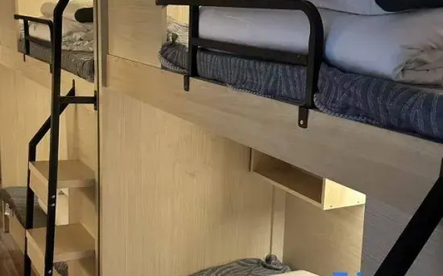 Shenyue International Youth Hostel (Pingzhou Subway Station)