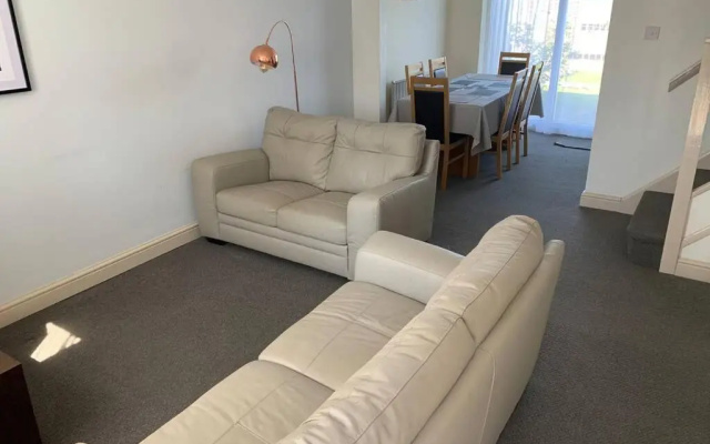 'The Rockingham' 4 double beds, Netflix TVs, WIFI, parking