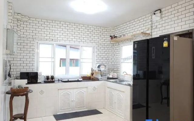 Poon House Nimman: Spacious Stay Near Attractions