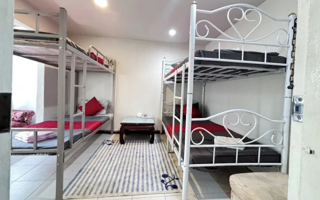 Sunshiny-BB Hostel near Punnavithi BTS station