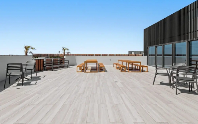 Stunning 1-bed With City Views and Amenities
