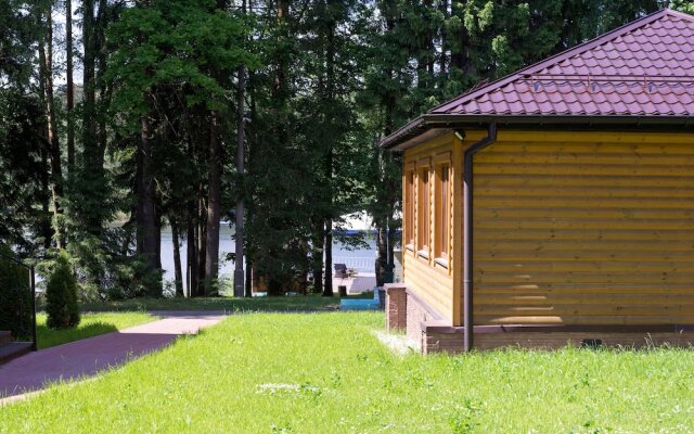 Гостиница База отдыха Флора Парк в Трусово отзывы, цены и фото номеров - забронировать гостиницу База отдыха Флора Парк онлайн вид на фасад