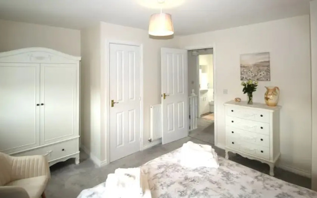 2 Bed House - Large Garden - Pet Friendly