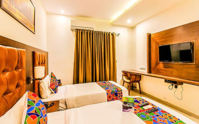 Fabhotel Empire Suite
