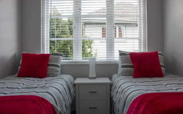Freshly Renovated 2 Bedroom Apartment With Terrace