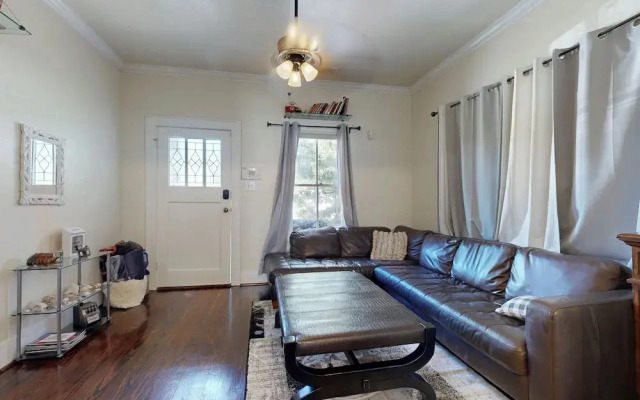 2-story Galveston Getaway w/ Balcony & Patio