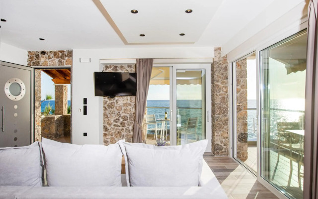 Black Rocks Family, Luxury Seafront maisonette