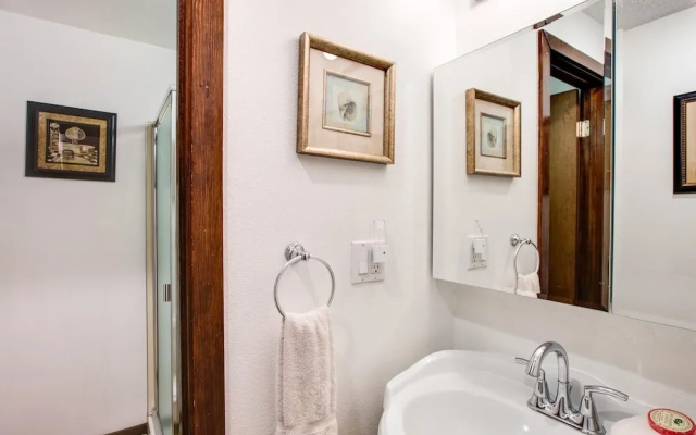 31sw - Fireplace - Wifi - Washer/dryer - Sleeps 4 2 Bedroom Home by RedAwning