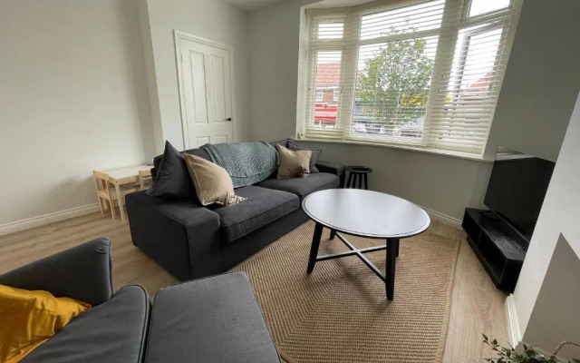 Modern & Spacious Home with Garden and Parking