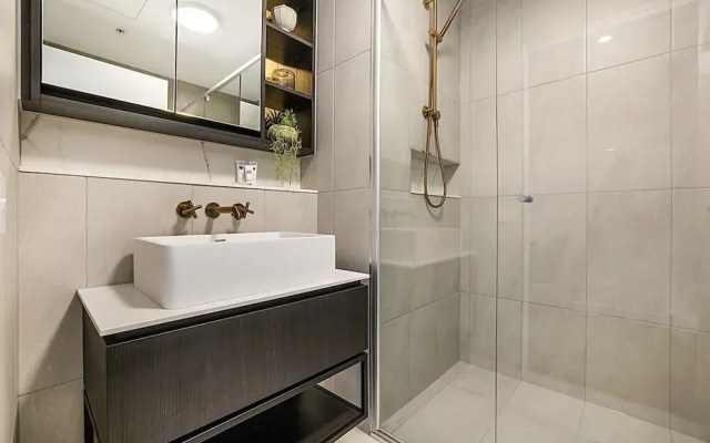 Modern, Executive 1 Bedroom Apartment With Balcony