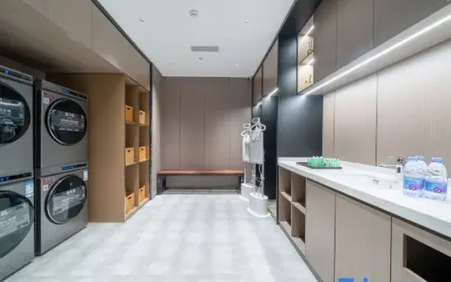 Rezen Proyal  Hotel (Guangzhou TaiKoo Hui Tiyuxi Road Metro Station)