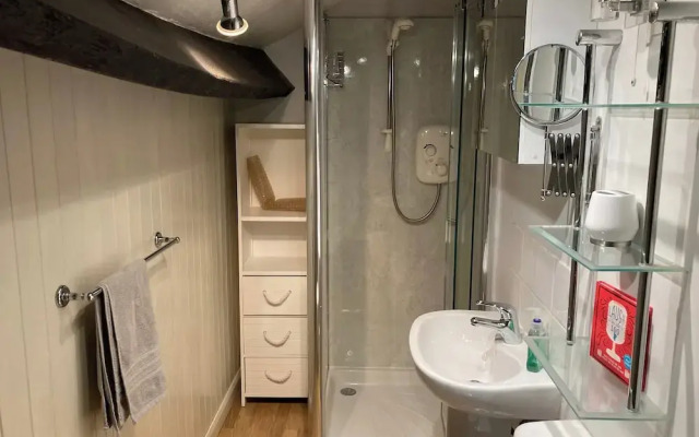 Red Squirrel Haven 2BR House - Sleeps 4 - Parking