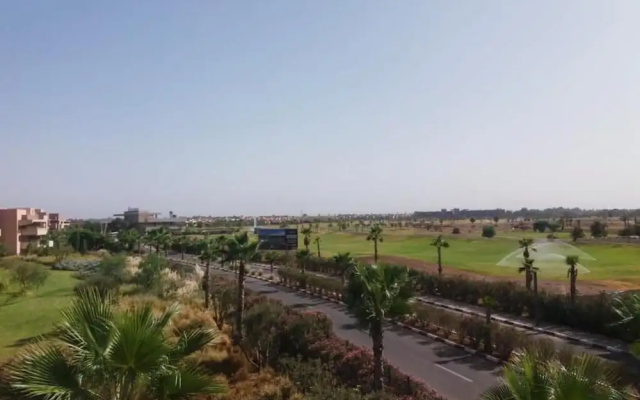 Jad Airport Luxury Apart Golf Pool