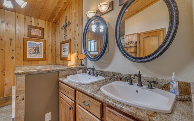 Tranquil Ruidoso Cabin w/ Private Hot Tub!