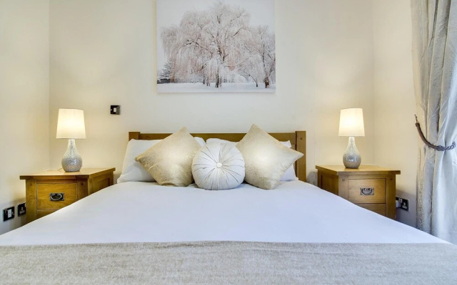 Free Parking Two Bedroom Apartment
