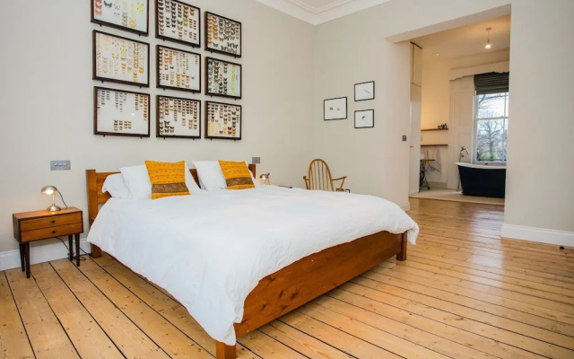 3 Bedroom Family Home Sleeps 6 in Camden