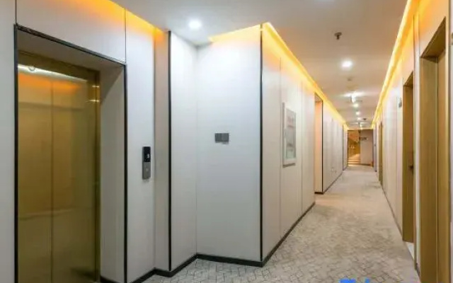 Super 8 Preferred Hotel (Beijing Jiaomen East Metro Station)