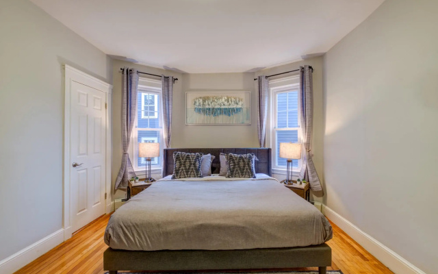 Spacious 2bd 1ba Free Parking 3D Tour