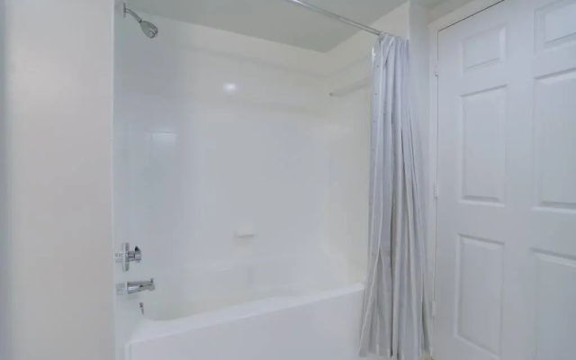 Fantastic 1 Bedroom Condo at Ballston