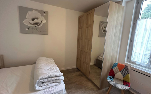 2-bedroom Revamped Flat in Auvergne