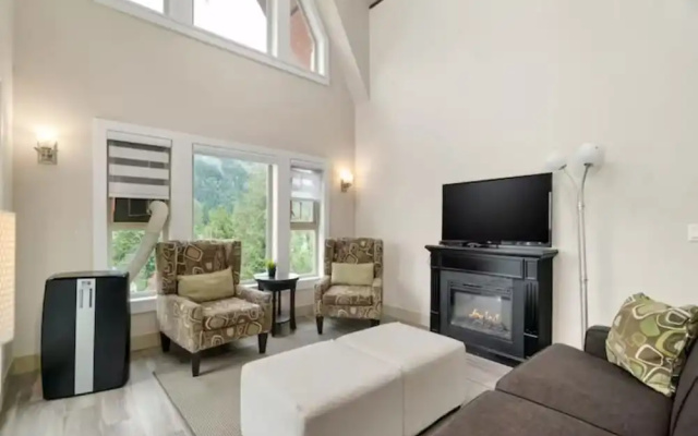 Modern 4BR Penthouse With Lake Views