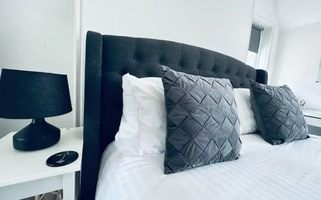 Lodge - Sleeps 18, pet Friendly & Free Parking