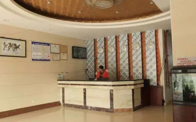 Xiangyun Hotel (Yulin Yuntiangong Cultural City RT-Mart)