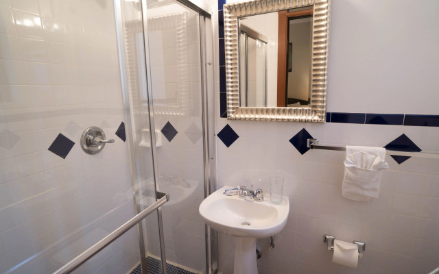Royal Park Hotel & Hostel