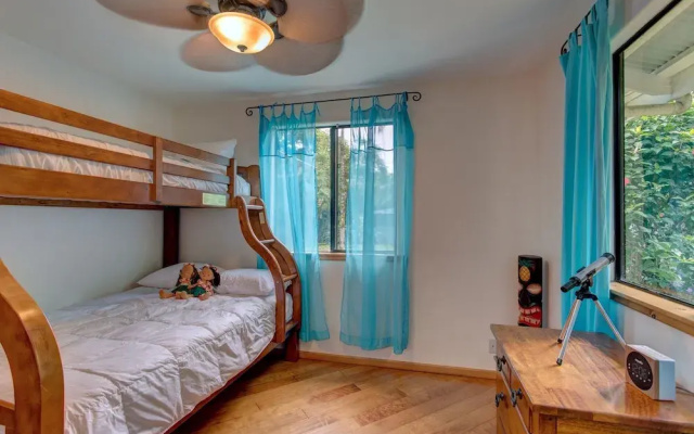 Hamakua Pukana La Hale 3 Bedroom Home by RedAwning