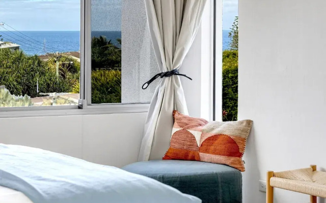 2-bed Coastal Haven With Pool by Sunshine Beach