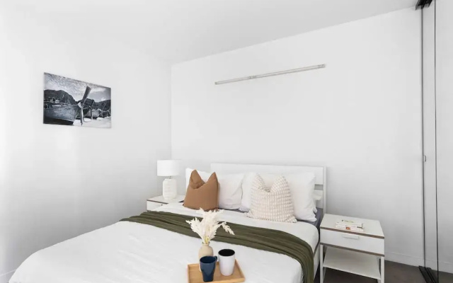 Cozy & Central 2BR Stay, Near Cbd, Free Parking