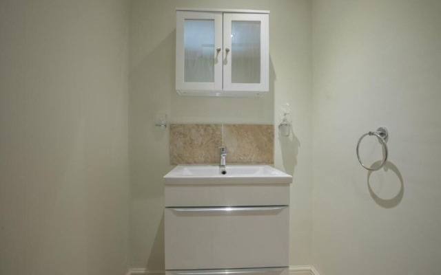 Charming 2-bedroom Apartment in Central Kingston Upon Thames