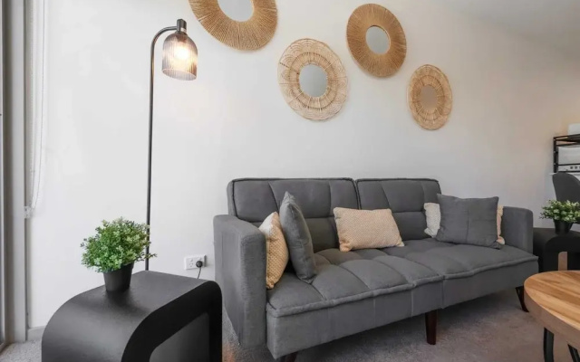 Elegant 2-bed Apartment With Balcony