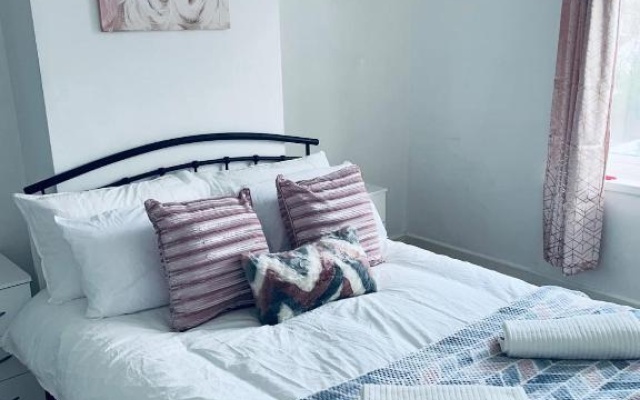 Cheerful Town House in Coventry City Centre