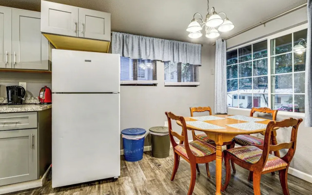 Russian River Retreat! Woodsy Guerneville Bungalow