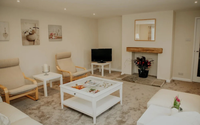 Remarkable 3-bed House in Easton-on-the-hill