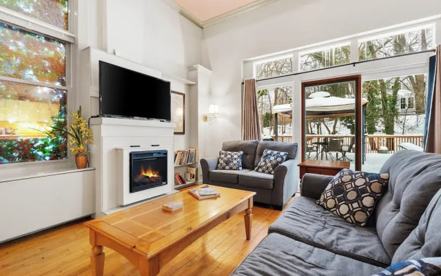 Charming Saugatuck Condo w/ Private Deck + Grill!