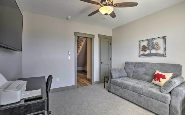 3 Mi to Granby Ranch: Townhome w/ Balcony & Views