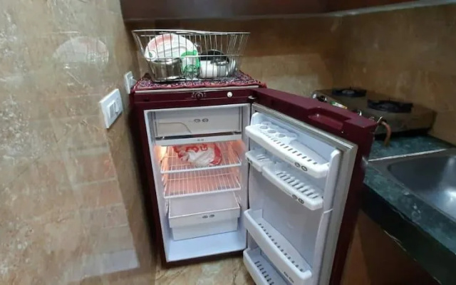 Room in Guest room - Posh S Delhi Foreigners Area, Lajpat Nagar