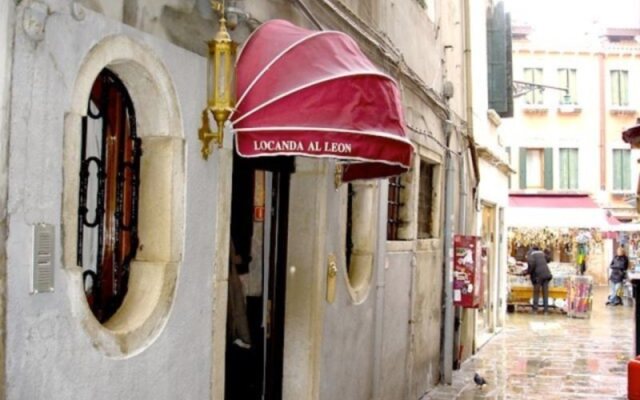 Отель Locanda Al Leon вид на фасад