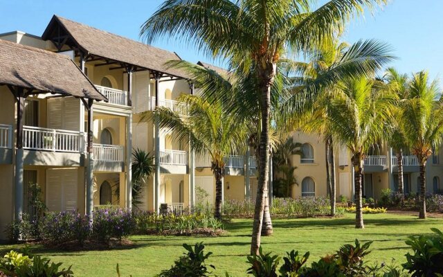 Отель Outrigger Mauritius Beach Resort вид на фасад