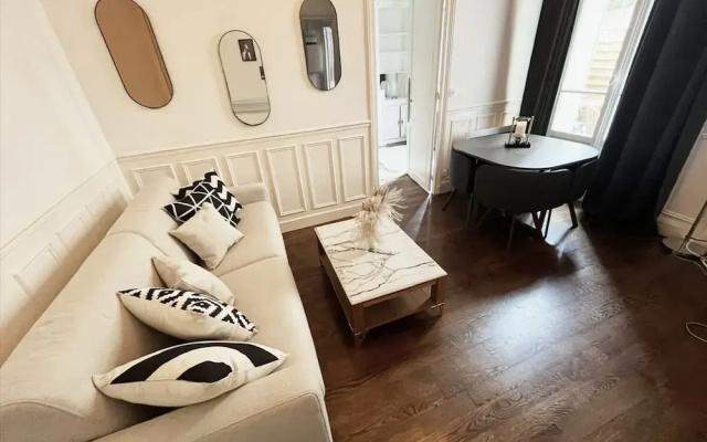 Superb Eiffel Tower Terrace Apartment