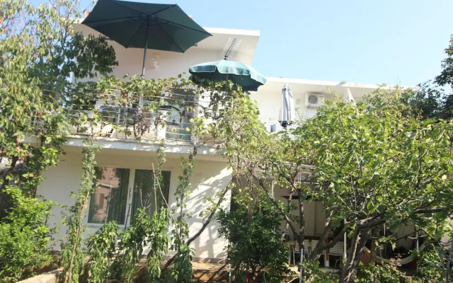 Simplistic Apartment in Starigrad near Sea